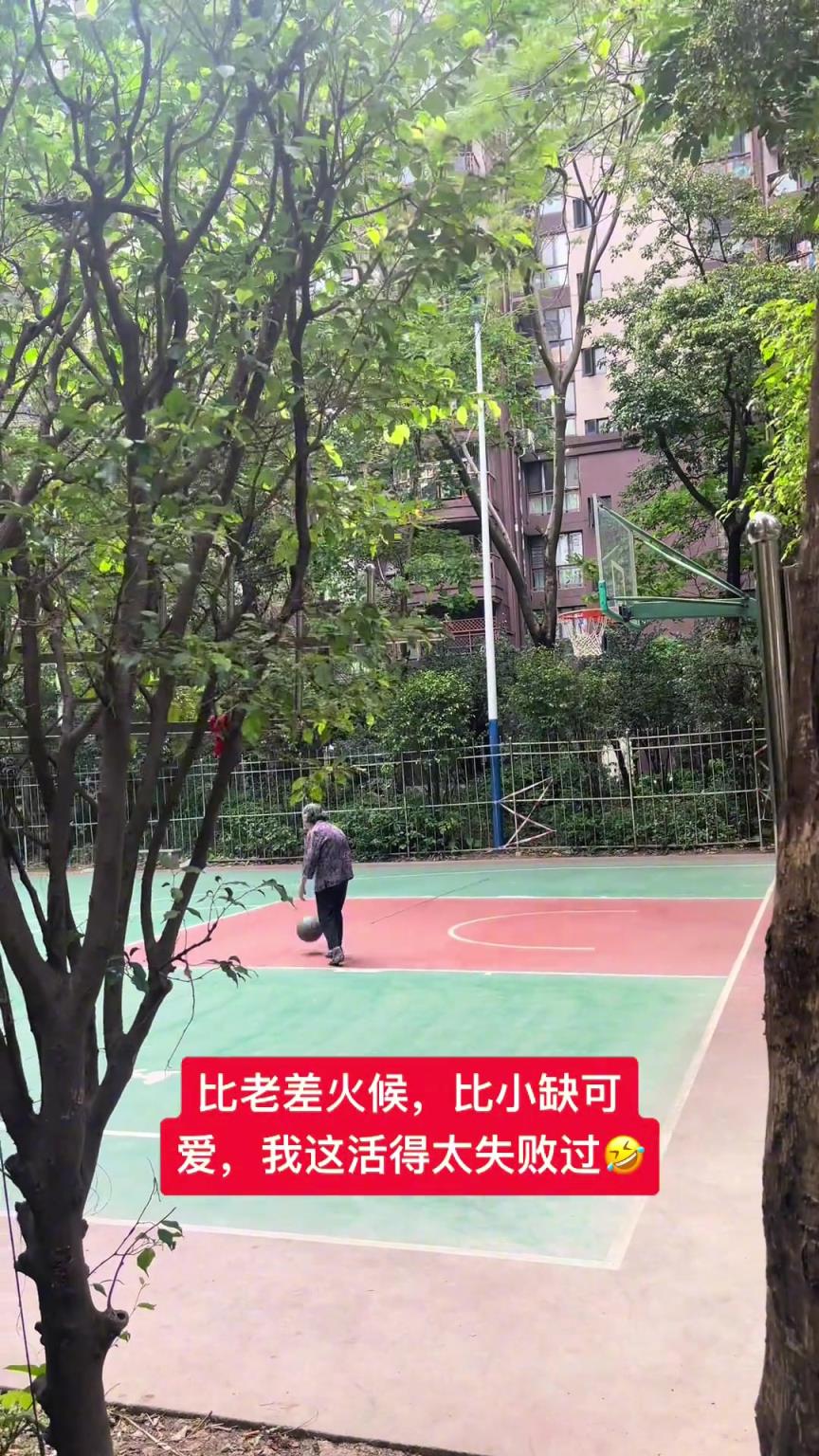 这阿婆单手一投一个准，姜还是老的辣